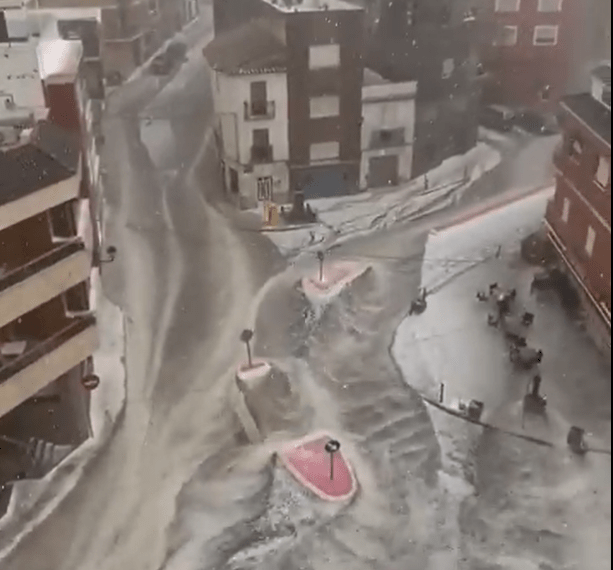 Tormenta de nieve en una ciudad.