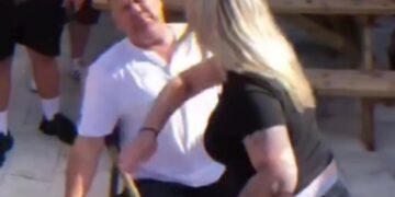 Una mujer golpeando a un hombre en el bar de pato salvaje en Benidorm.