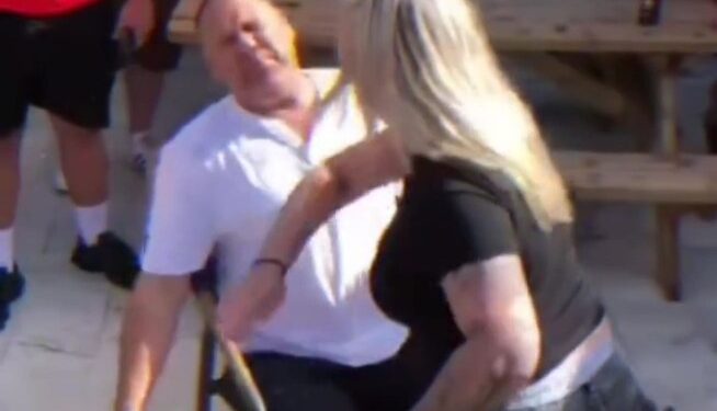 Una mujer golpeando a un hombre en el bar de pato salvaje en Benidorm.