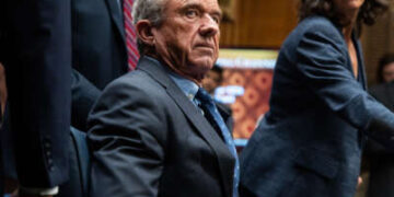 El Secretario del HHS, Robert F. Kennedy Jr., llega para testificar durante una audiencia del Comité de Salud, Educación, Laboramiento y Pensiones del Senado en el edificio de Dirksen el 14 de mayo de 2025.