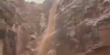 Inundación repentina en Petra, Jordania, forzando la evacuación turística.