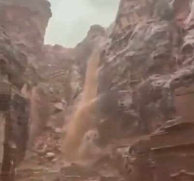 Inundación repentina en Petra, Jordania, forzando la evacuación turística.