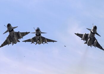 Tres aviones de combate J-10 de la Fuerza Aérea de Pakistán en vuelo.