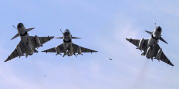 Tres aviones de combate J-10 de la Fuerza Aérea de Pakistán en vuelo.