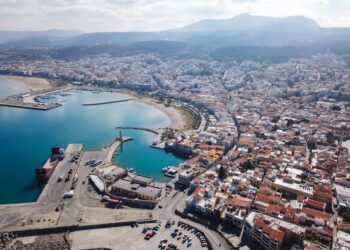 Vista aérea de Heraklion, Creta, que muestra el puerto de la ciudad, la costa y los edificios circundantes.