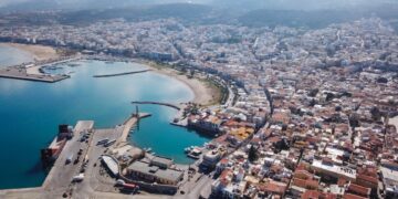 Vista aérea de Heraklion, Creta, que muestra el puerto de la ciudad, la costa y los edificios circundantes.