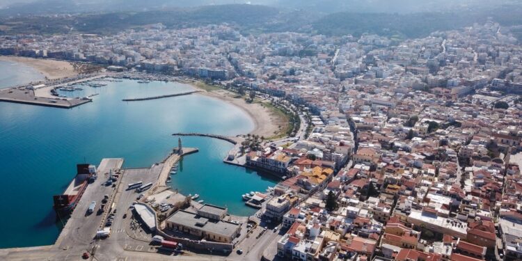 Vista aérea de Heraklion, Creta, que muestra el puerto de la ciudad, la costa y los edificios circundantes.