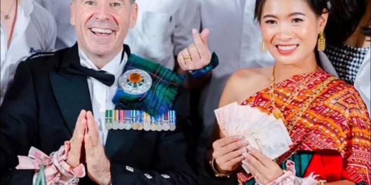 Graeme Davidson y su novia en su ceremonia de boda tailandesa.