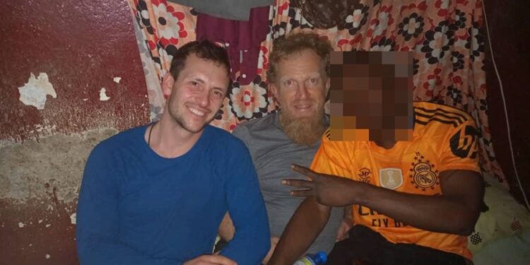 Foto de tres hombres sentados juntos en una celda de la prisión.