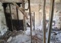 Interior de un edificio destruido en Kibbutz Nir Oz, Israel.