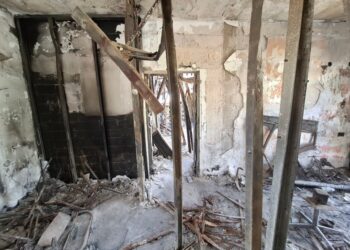 Interior de un edificio destruido en Kibbutz Nir Oz, Israel.