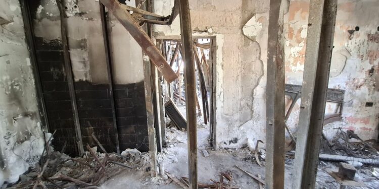 Interior de un edificio destruido en Kibbutz Nir Oz, Israel.