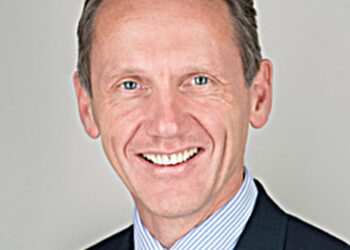 Tiro en la cabeza de Paul Tustain.