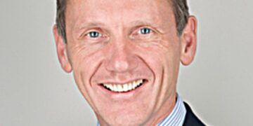 Tiro en la cabeza de Paul Tustain.