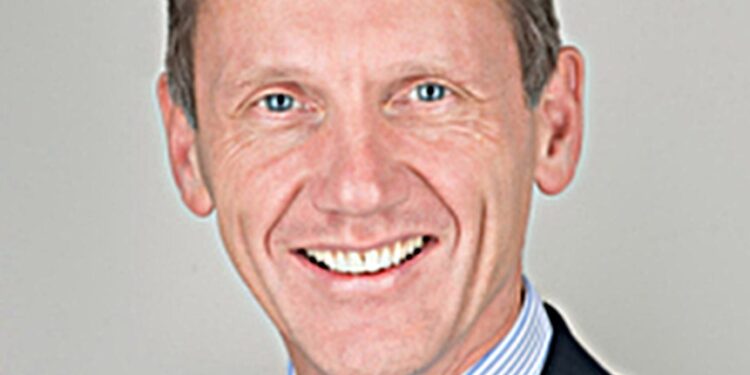 Tiro en la cabeza de Paul Tustain.