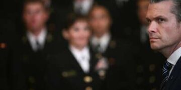 El secretario de Defensa, Pete Hegseth, asiste a una ceremonia para presentar el trofeo del comandante en jefe al equipo de fútbol de la Academia Naval de EE. UU. En la sala este de la Casa Blanca el 15 de abril de 2025, en Washington, DC.