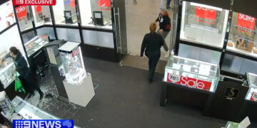 Imágenes de cámaras de seguridad de un robo de joyería; Un hombre es abordado por un espectador.