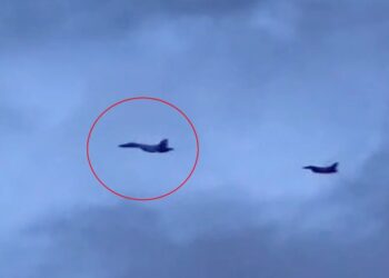 Barco de la Patrulla Estonia que intenta interceptar un petrolero.