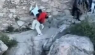 Pareja cayendo de una montaña de 5,000 pies.