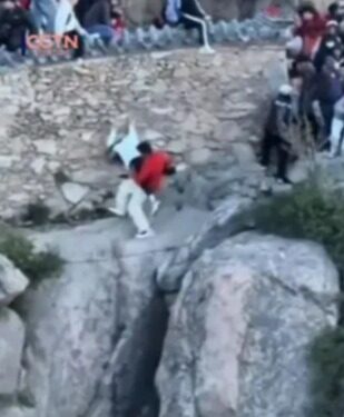 Pareja cayendo de una montaña de 5,000 pies.