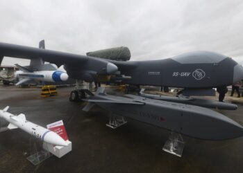 Jiu Tian Jet Drone y armamento en un espectáculo aéreo.