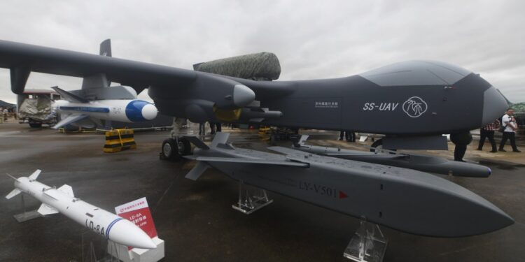 Jiu Tian Jet Drone y armamento en un espectáculo aéreo.