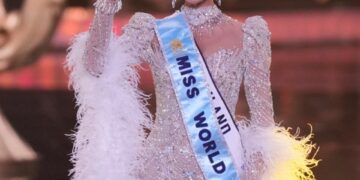 Opal Suchata Chuangsri, Miss World, Waving.