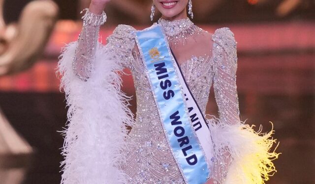 Opal Suchata Chuangsri, Miss World, Waving.