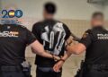 Arresto de un miembro de una pandilla por la policía nacional española.