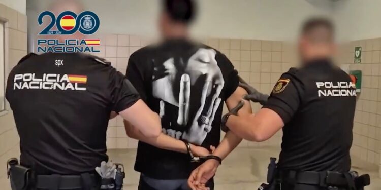 Arresto de un miembro de una pandilla por la policía nacional española.