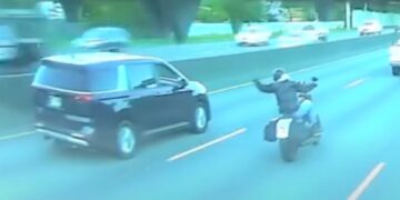 Imágenes de DashCam de una minivan que golpea un motociclista.