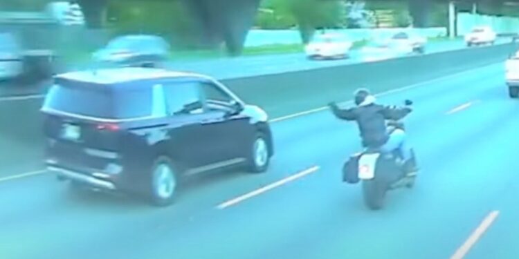 Imágenes de DashCam de una minivan que golpea un motociclista.