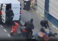 Imágenes de tres hombres enmascarados que obligan a una mujer a una camioneta.