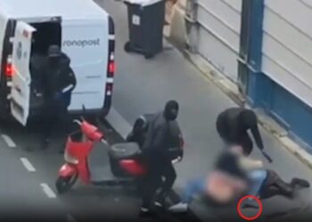 Imágenes de tres hombres enmascarados que obligan a una mujer a una camioneta.