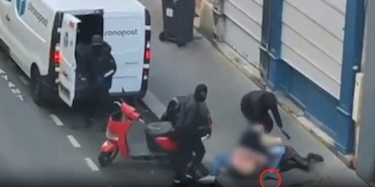 Imágenes de tres hombres enmascarados que obligan a una mujer a una camioneta.