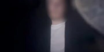 Video de un hombre que intenta abrir una puerta de salida de emergencia a mitad de vuelo de Tokio a Houston.