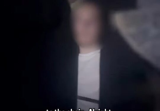 Video de un hombre que intenta abrir una puerta de salida de emergencia a mitad de vuelo de Tokio a Houston.