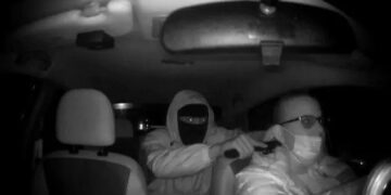 Imagen de visión nocturna de un robo de autos.