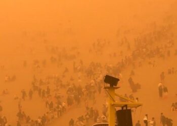 Los turistas varados en una tormenta de arena severa en Dunhuang, China.