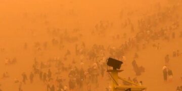 Los turistas varados en una tormenta de arena severa en Dunhuang, China.