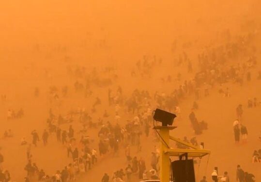 Los turistas varados en una tormenta de arena severa en Dunhuang, China.