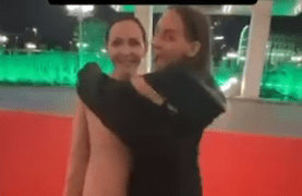 Una mujer abrazando un recorte de tamaño natural del alcalde en una alfombra roja.