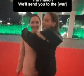 Una mujer abrazando un recorte de tamaño natural del alcalde en una alfombra roja.