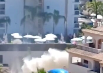 La explosión de tuberías de agua hace que el agua marrón fluya hacia el mar cerca de los hoteles.