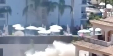 La explosión de tuberías de agua hace que el agua marrón fluya hacia el mar cerca de los hoteles.