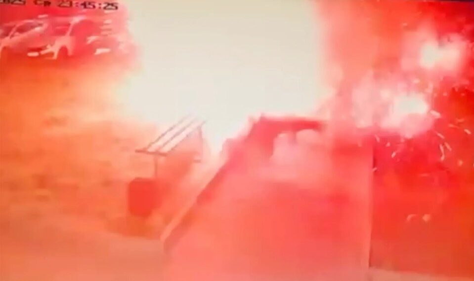 Imágenes de la cámara de seguridad de una explosión.