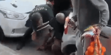 Personas ayudando a una persona en el suelo.