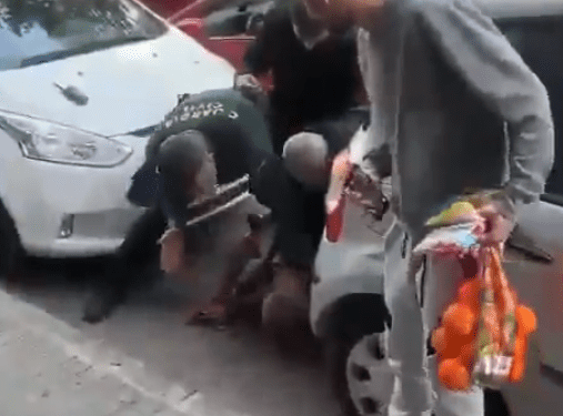 Personas ayudando a una persona en el suelo.