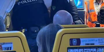 Los oficiales de policía eliminan a los pasajeros disruptivos de un avión.