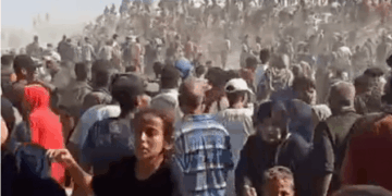 Gran multitud de personas se reunieron, muchas a caballo o camellos en el fondo.